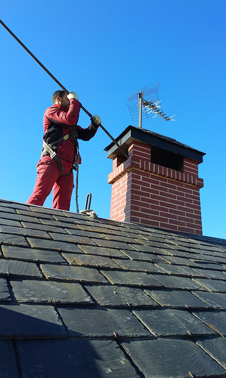 Deshollinado, Limpieza y Reparación de Chimeneas - foto 1